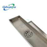 Ванна бөлмөсүндө көрүнбөгөн чоң дренаж коюуланган тик бурчтуу дат баспас болоттон жасалган полдун дренажы